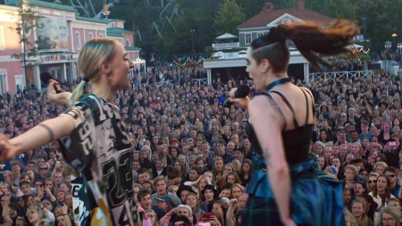 Kadras iš filmo "Tobili Melagiai"