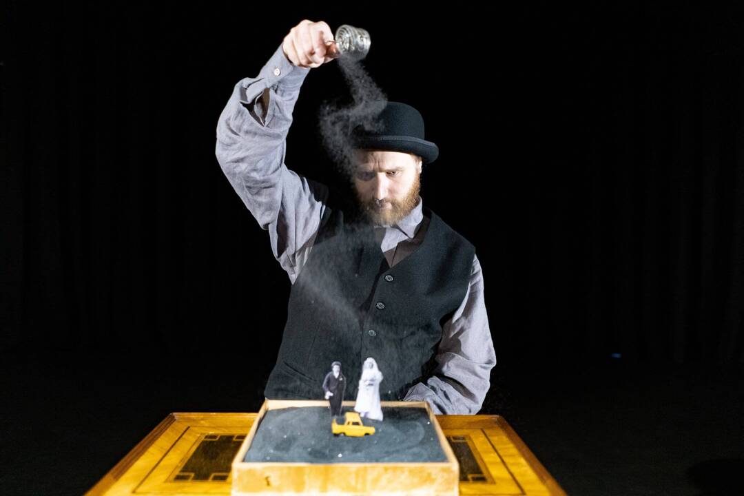 Klaipėdos lėlių teatro „Istorijos iš FLUXUS dėžutės“ (rež. G.Radvilavičiūtė).