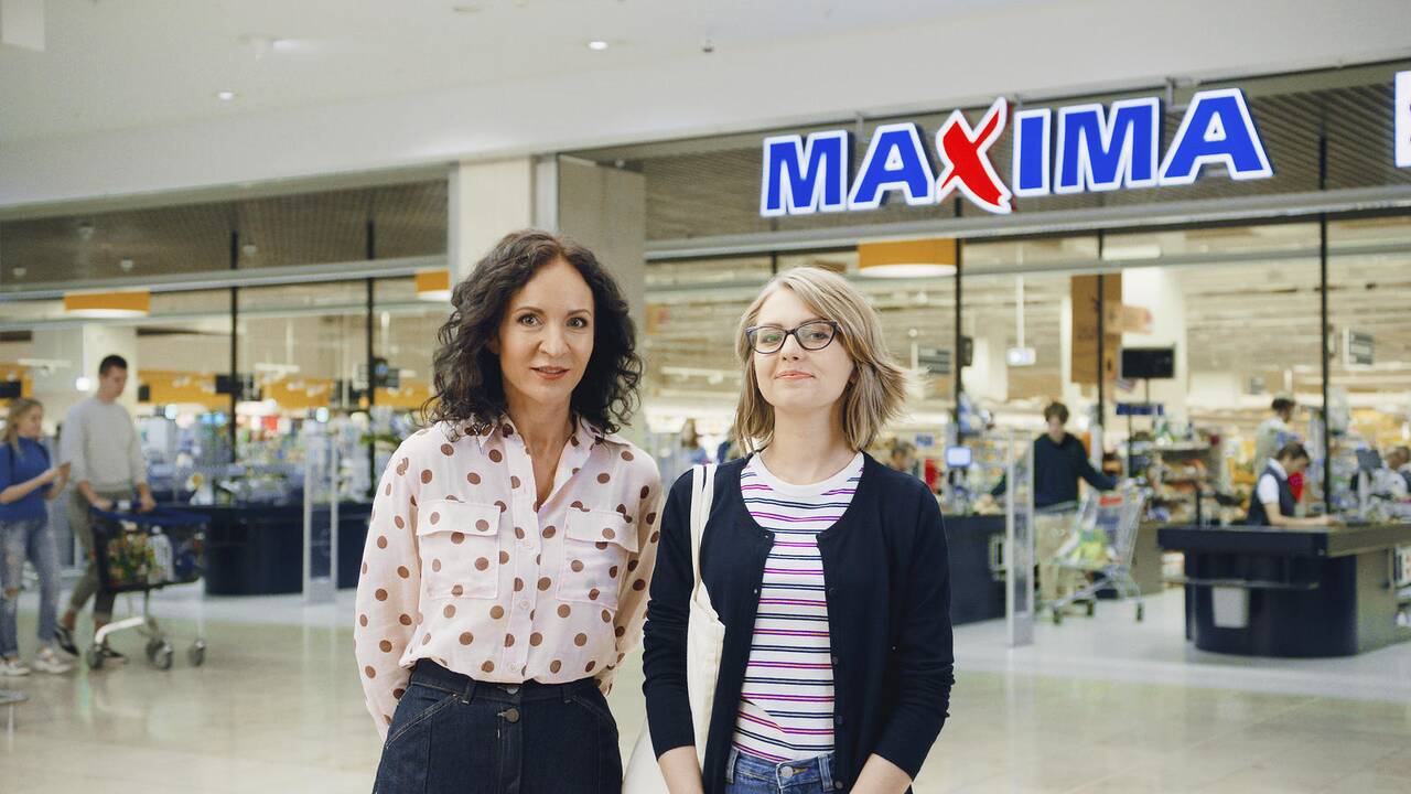 Tikra: L.Gradauskienės (kairėje) lydima Laura filmavimo metu parodė savo įprastinį prekių krepšelį.