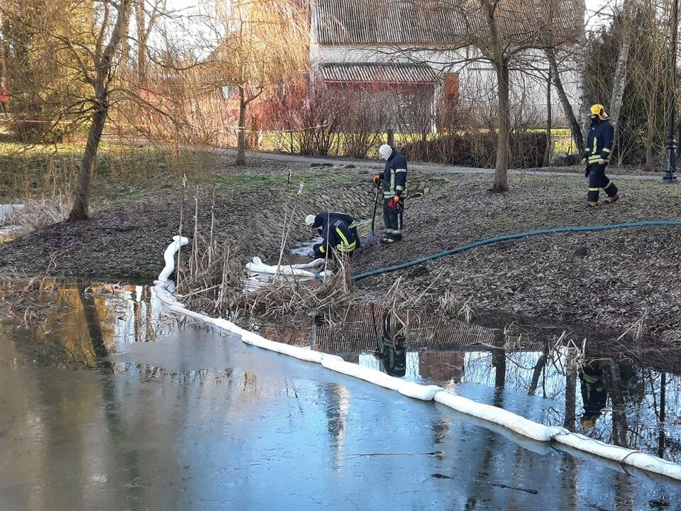 Procesas: Salanto upelį pusantro mėnesio prižiūri specialiosios tarnybos – jos iki šiol stebi, ar teršalai neteka į vandenį.