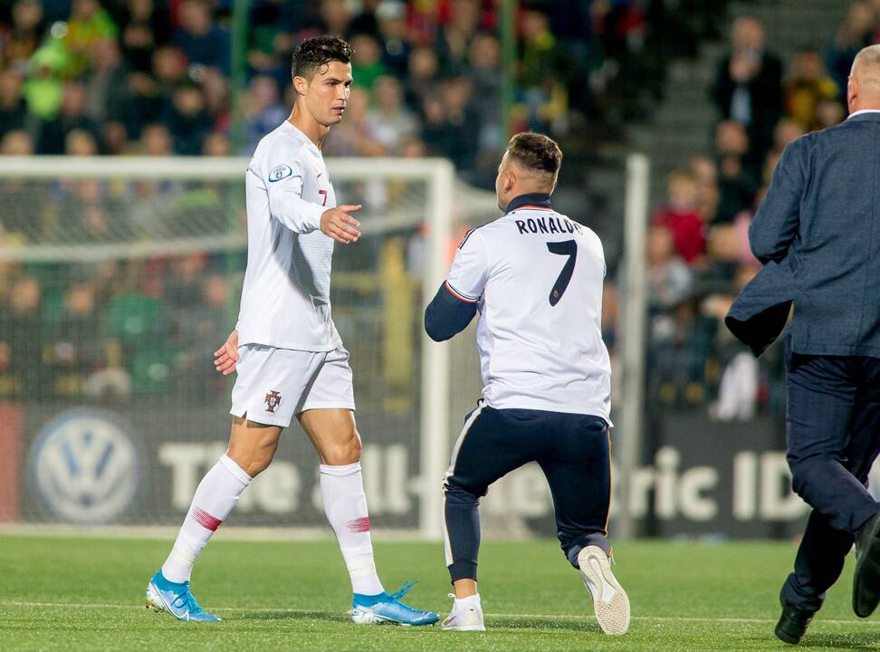 LFF pasiekė susitarimą su Vilniuje prieš C. Ronaldo aikštėje priklaupusiu vyru