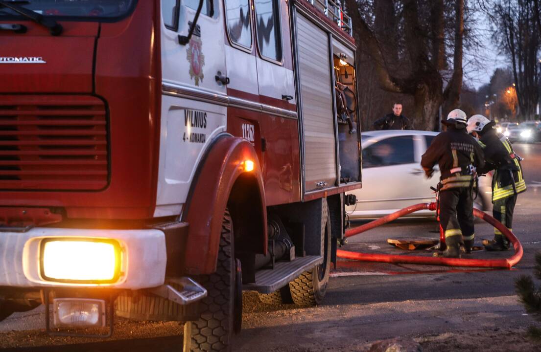 Savaitgalį skendo gyventojai, degė pastatai, žemės ūkio technika ir grūdai