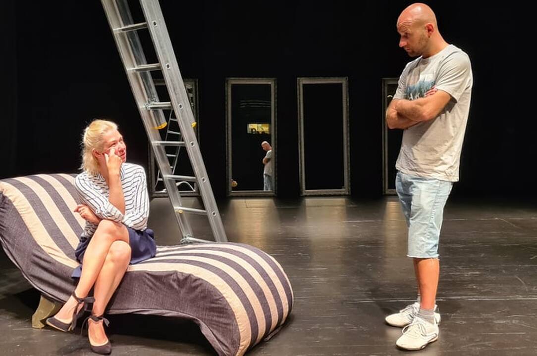 Scena iš Klaipėdos pilies teatre statomo naujo spektaklio „Lengva pažintis“.