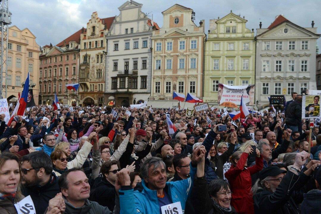 Prahoje tūkstančiai žmonių protestavo prieš vyriausybę