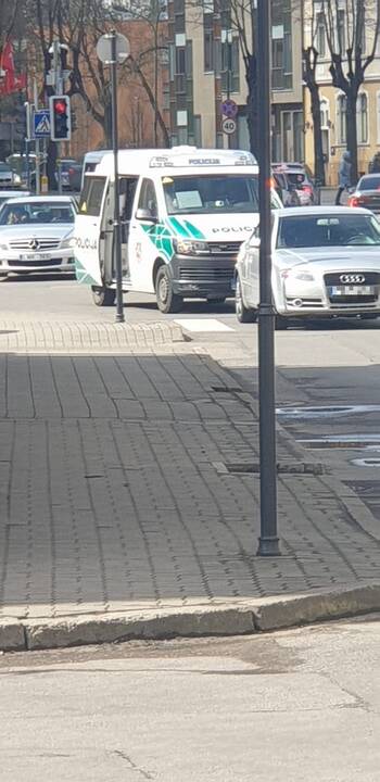 Nelaimė: S.Daukanto gatvės pėsčiųjų perėjoje automobilis kliudė pusamžę moterį.