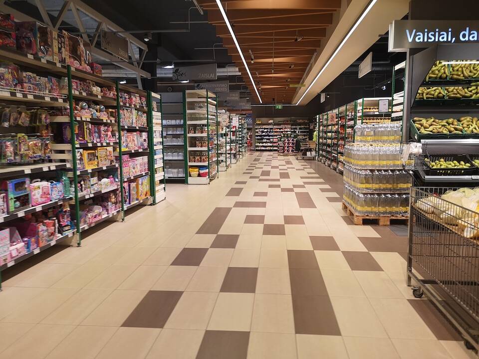 Pokyčiai: ištuštėjusiame prekybos centre apstu prekėmis pertekusių lentynų, bet ne pirkėjų.