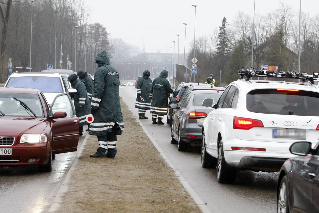 Patikra: šventinį savaitgalį policijos pareigūnai vos spėjo suktis, postai visas tris dienas buvo kilnojami iš vienos vietos į kitą.