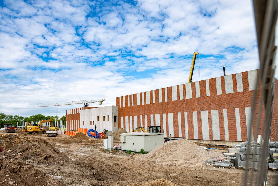 Procesas: nors statybvietėje jau matyti būsimos mokyklos kontūrai, tačiau dėl sudėtingo projektinių sprendinių derinimo kol kas nepavyksta pasiekti reikiamo darbų tempo.