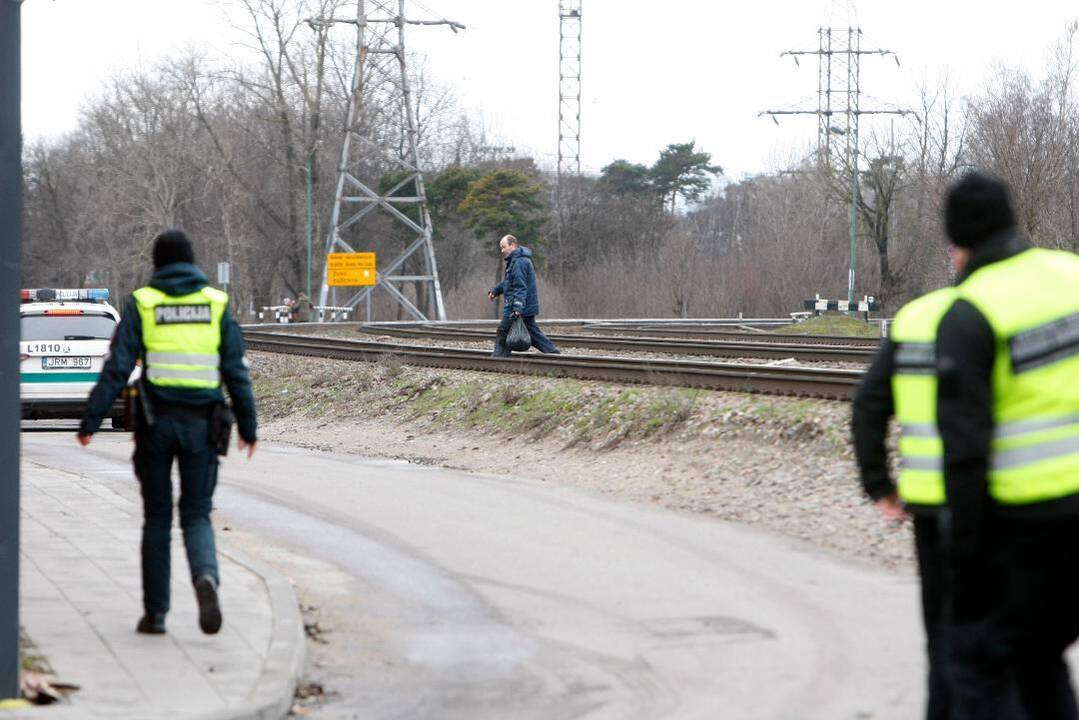 Pamokymai: prevencinę akciją prie geležinkelių pervažų vykdę policijos pareigūnai iš pėsčiųjų patys sulaukdavo paauklėjimų už perspėjimus nevaikščioti bėgiais.
