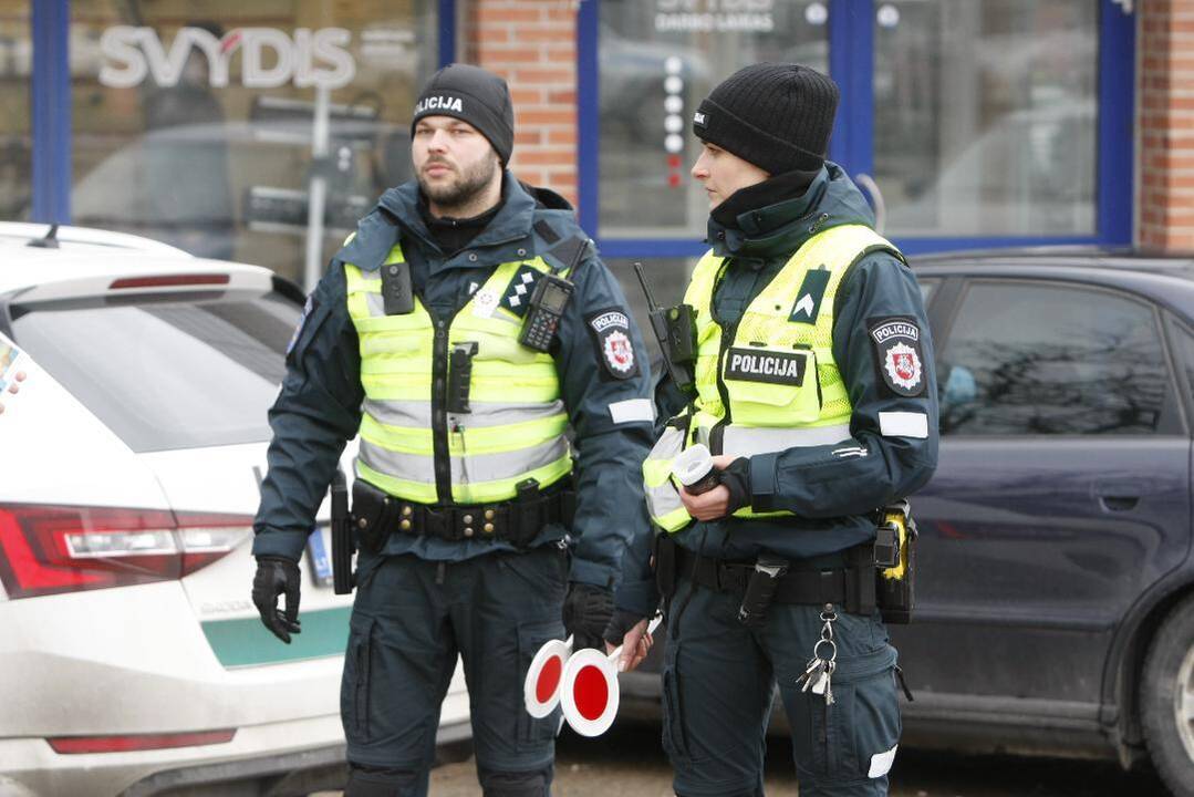 Pamokymai: prevencinę akciją prie geležinkelių pervažų vykdę policijos pareigūnai iš pėsčiųjų patys sulaukdavo paauklėjimų už perspėjimus nevaikščioti bėgiais.