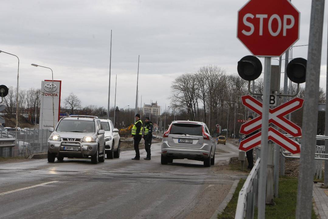 Pamokymai: prevencinę akciją prie geležinkelių pervažų vykdę policijos pareigūnai iš pėsčiųjų patys sulaukdavo paauklėjimų už perspėjimus nevaikščioti bėgiais.
