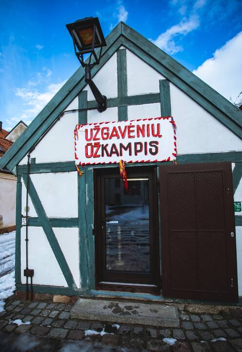 Už stiklinių pastato durų susirinko Užgavėnių šventės persirengėlių elitas.