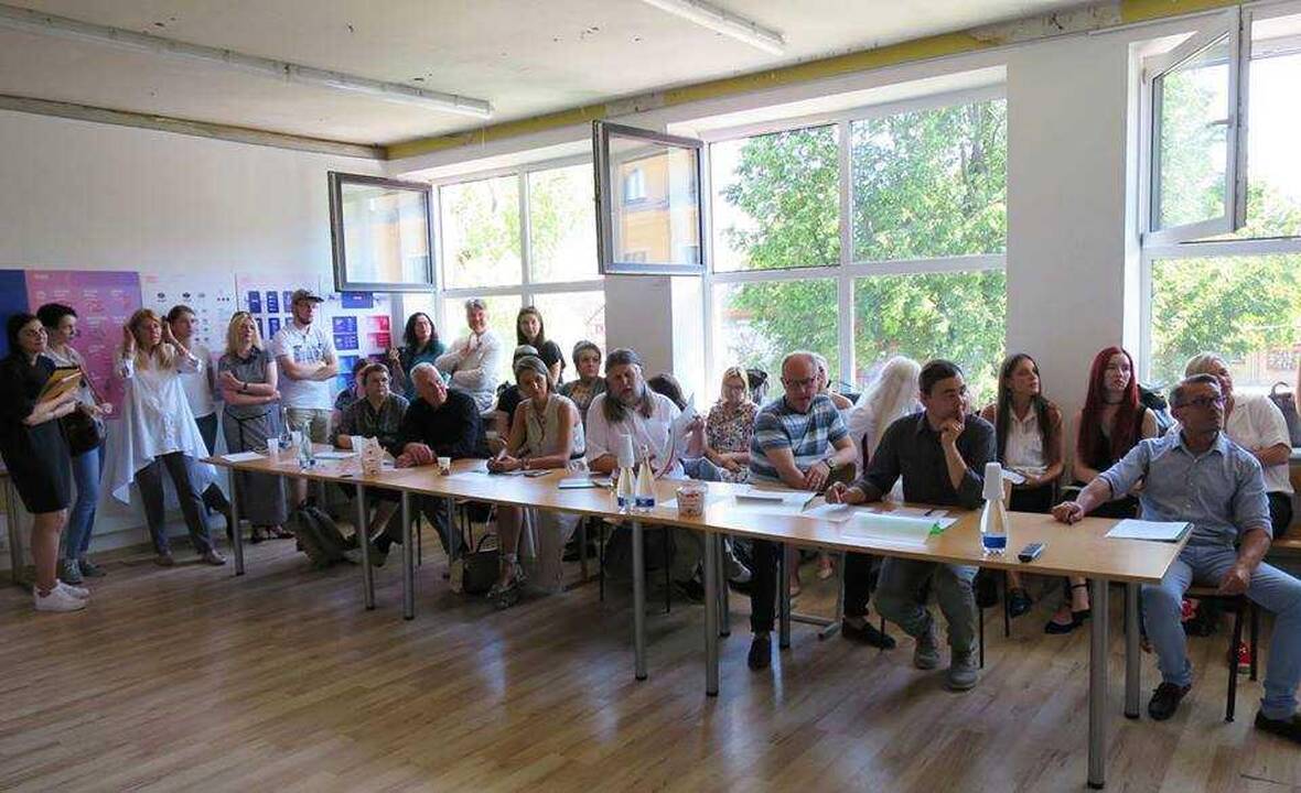 VDA Klaipėdos fakultete su būsimaisiais architektais, šiuolaikinio meno kūrėjais, dizaineriais patirtimi dalijasi žymiausi menininkai.