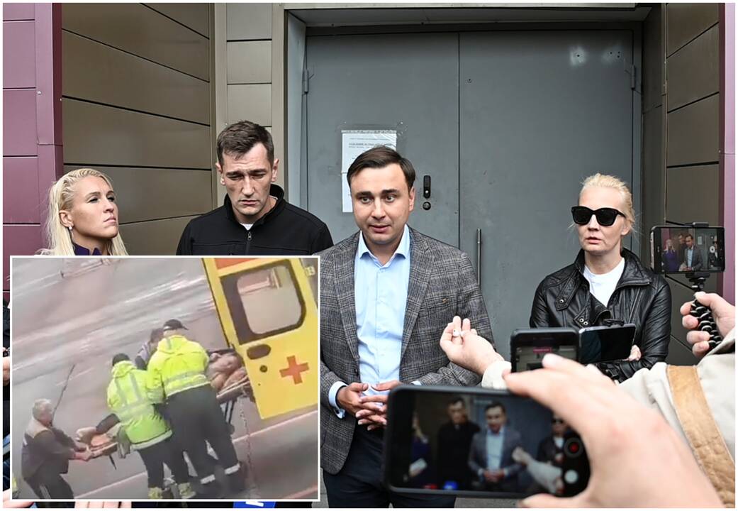 Ivanas Ždanovas (centre)