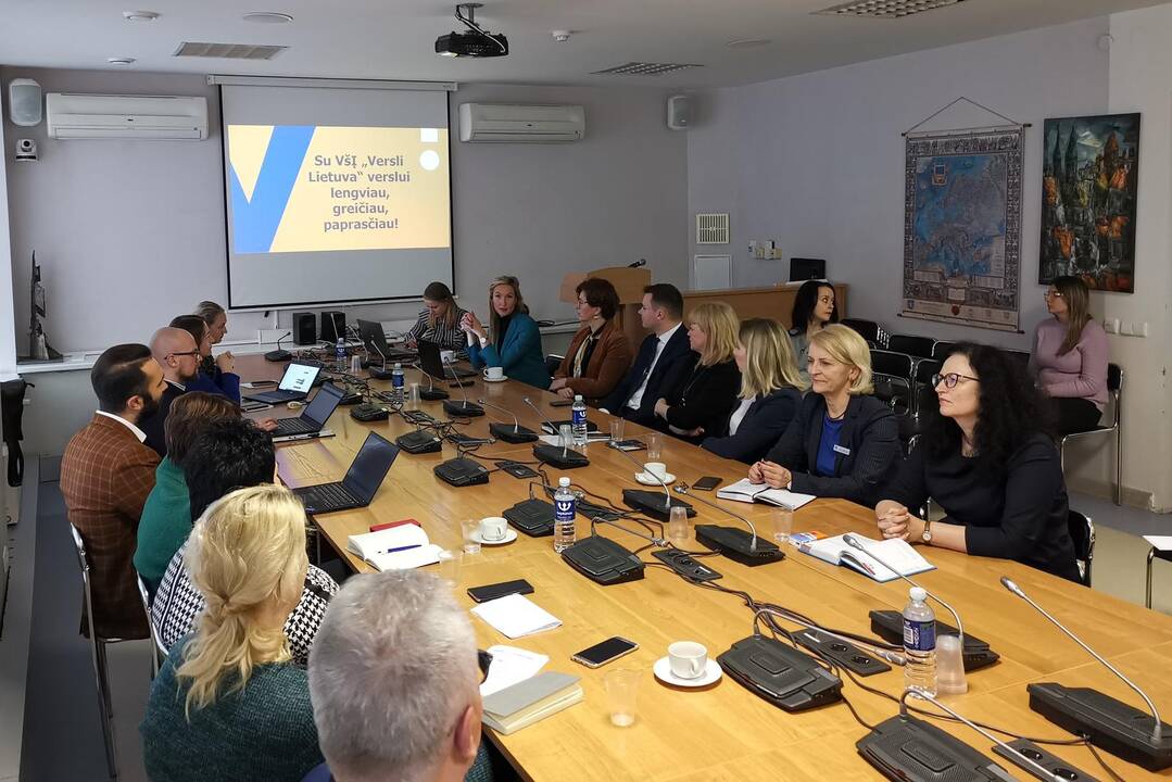 Susitikime su „Verslios Lietuvos“ atstovėmis Gargžduose aptarti bandomojo projekto tikslai, dalytasi patirtimi teikiant viešąsias paslaugas.