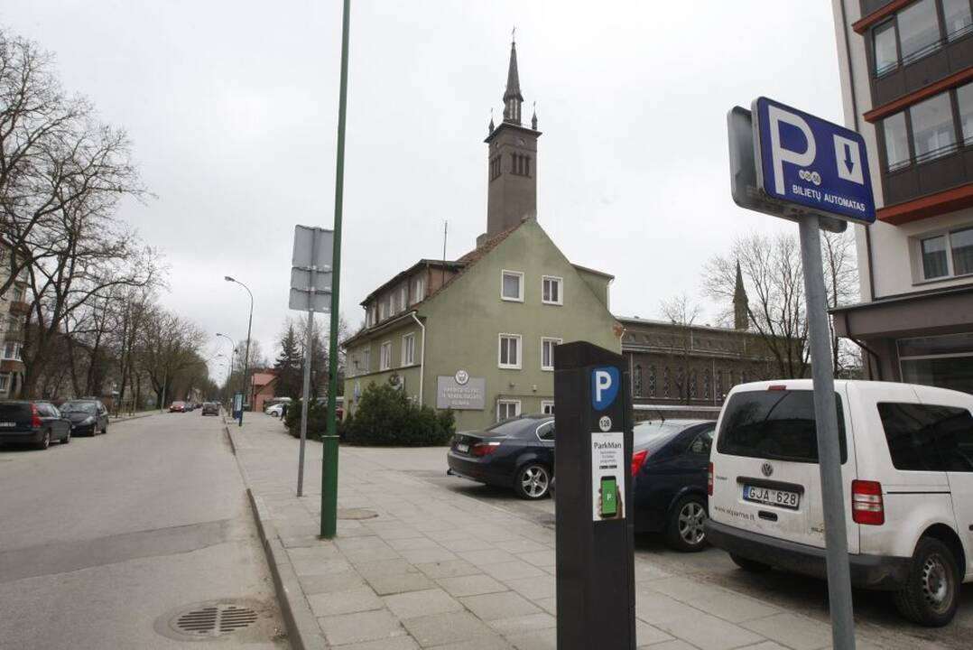 Skirtumai: ant šaligatvio stovintis parkomatas skirtas apmokėti už mašinos stovėjimą tik aikštelėje. Prie gatvės – jau kita zona, už stovą joje reikia mokėti gerokai toliau įrengtame parkomate.