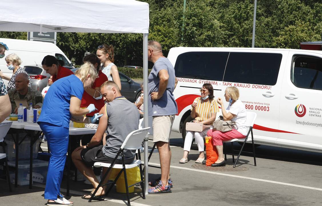 Eilės: ieškantiesiems galimybės skiepytis "Janssen" vakcina belieka lakstyti paskui mobiliuosius autobusiukus, trintis eilėse Palangos ar Klaipėdos gatvėse, nes vakcinacijos centruose šios vakcinos nėra.
