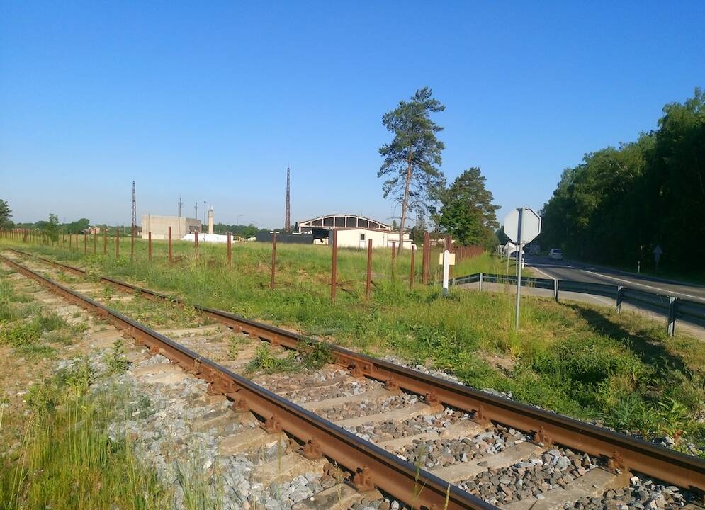 Darbai: prie Kiškėnų geležinkelio pervažos verslininkai pradėjo ardyti metalinę tvorą, dėl kurios sulaukė NŽT sankcijų.