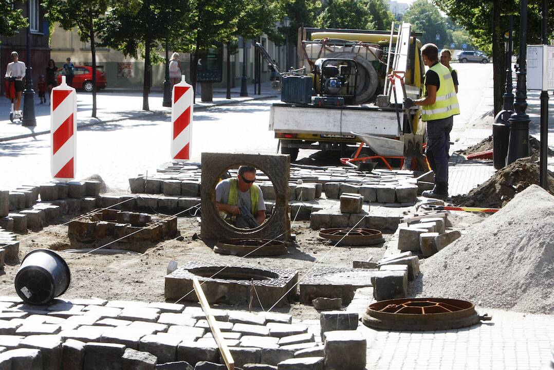 Darbuojasi: labiausiai susidėvėjusias Tiltų gatvės vietas planuojama patvarkyti per porą savaičių.