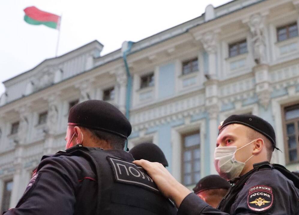 Rusijos opozicijos grupės būstinėje įsibrovėlis sudaužė butelį su neaiškia medžiaga