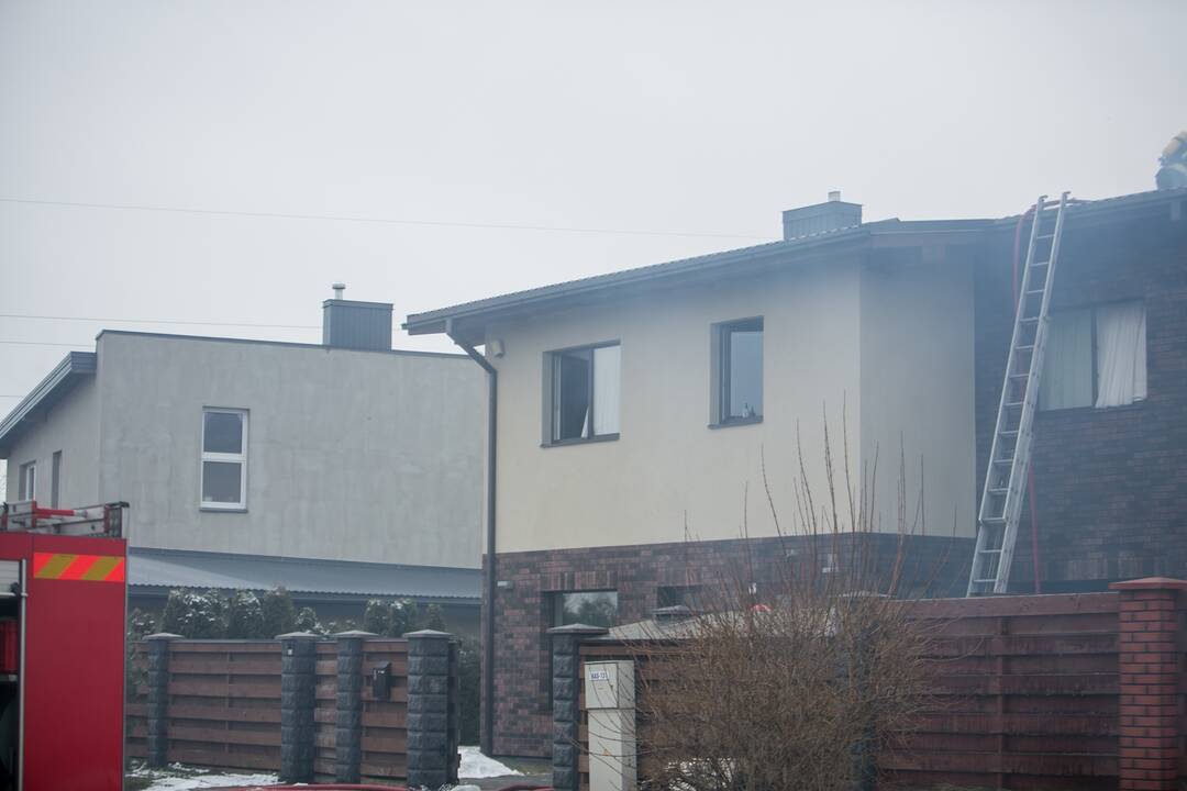 Aleksote užsiliepsnojo namas