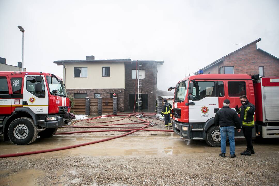 Aleksote užsiliepsnojo namas