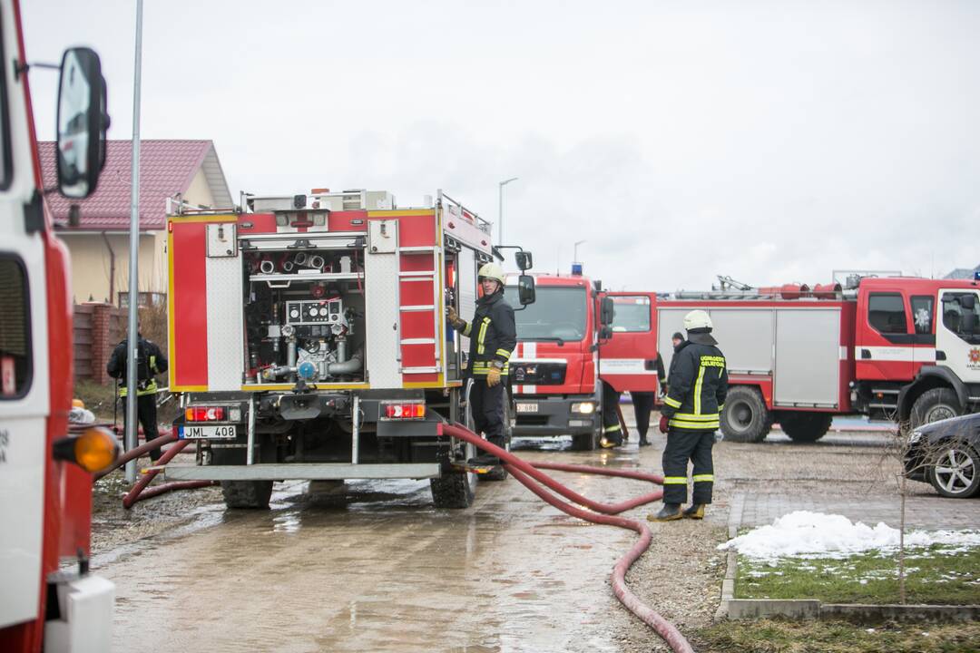 Aleksote užsiliepsnojo namas