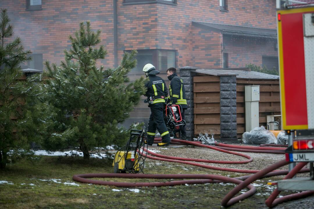 Aleksote užsiliepsnojo namas