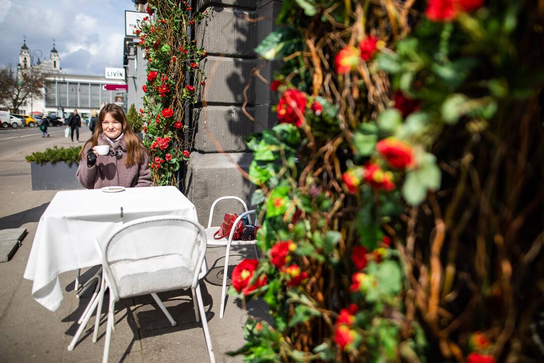 Karantinas laisvėja: atsidarė barai, kavinės, restoranai