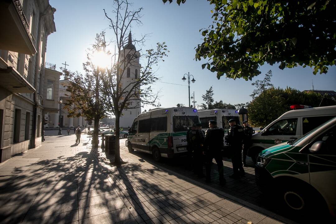 Žmonės renkasi į Šeimų sąjūdžio mitingą prie Katedros