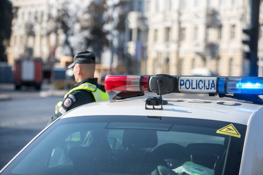 Žmonės renkasi į Šeimų sąjūdžio mitingą prie Katedros