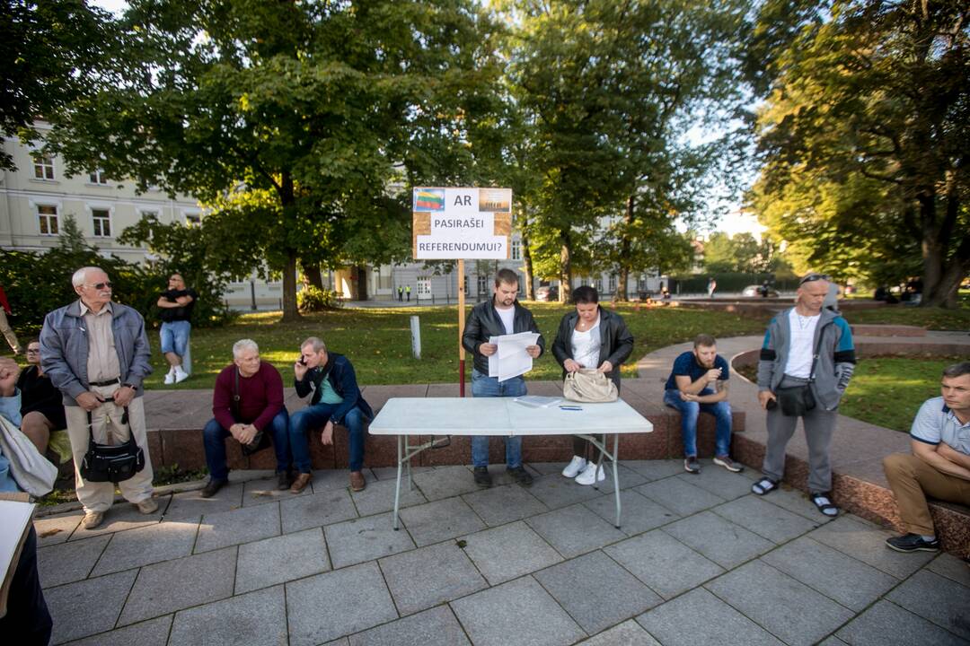 Žmonės renkasi į Šeimų sąjūdžio mitingą prie Katedros