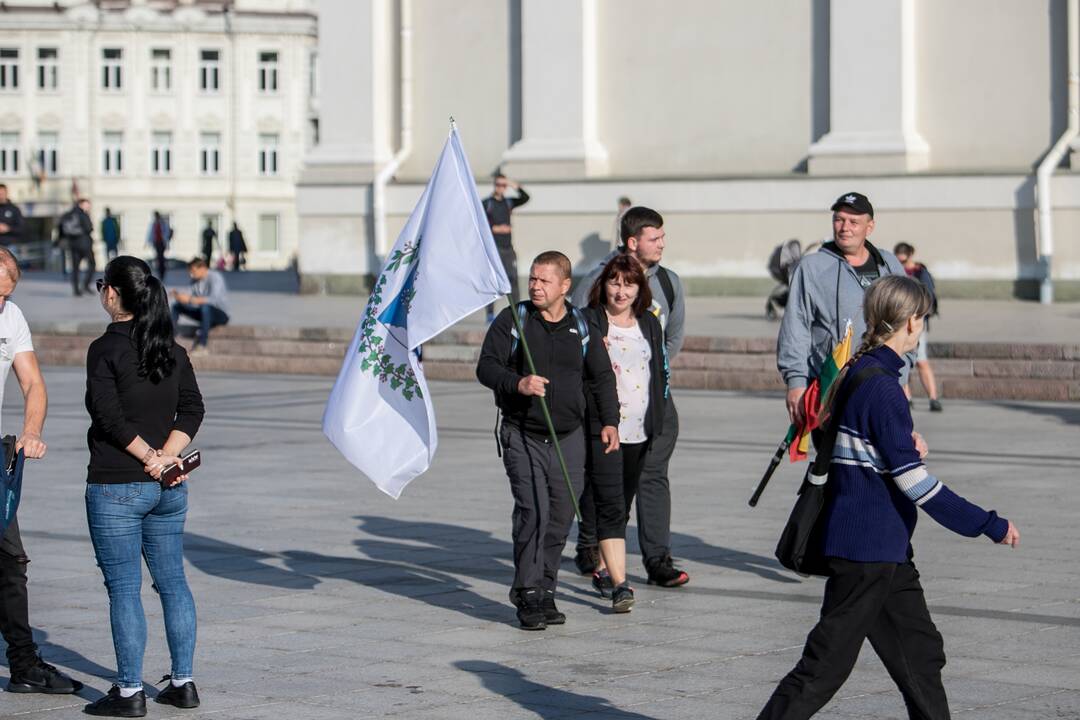 Žmonės renkasi į Šeimų sąjūdžio mitingą prie Katedros