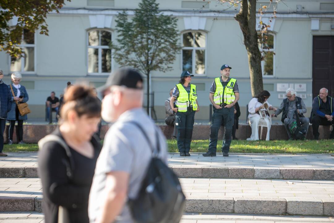 Žmonės renkasi į Šeimų sąjūdžio mitingą prie Katedros