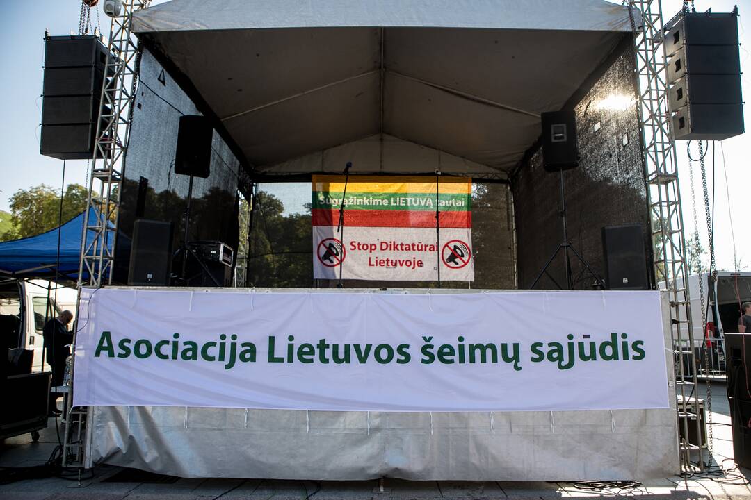Žmonės renkasi į Šeimų sąjūdžio mitingą prie Katedros