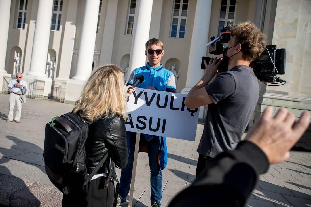 Žmonės renkasi į Šeimų sąjūdžio mitingą prie Katedros