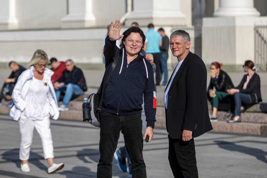 Žmonės renkasi į Šeimų sąjūdžio mitingą prie Katedros