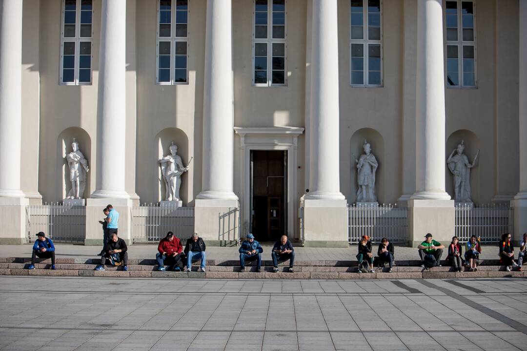 Žmonės renkasi į Šeimų sąjūdžio mitingą prie Katedros