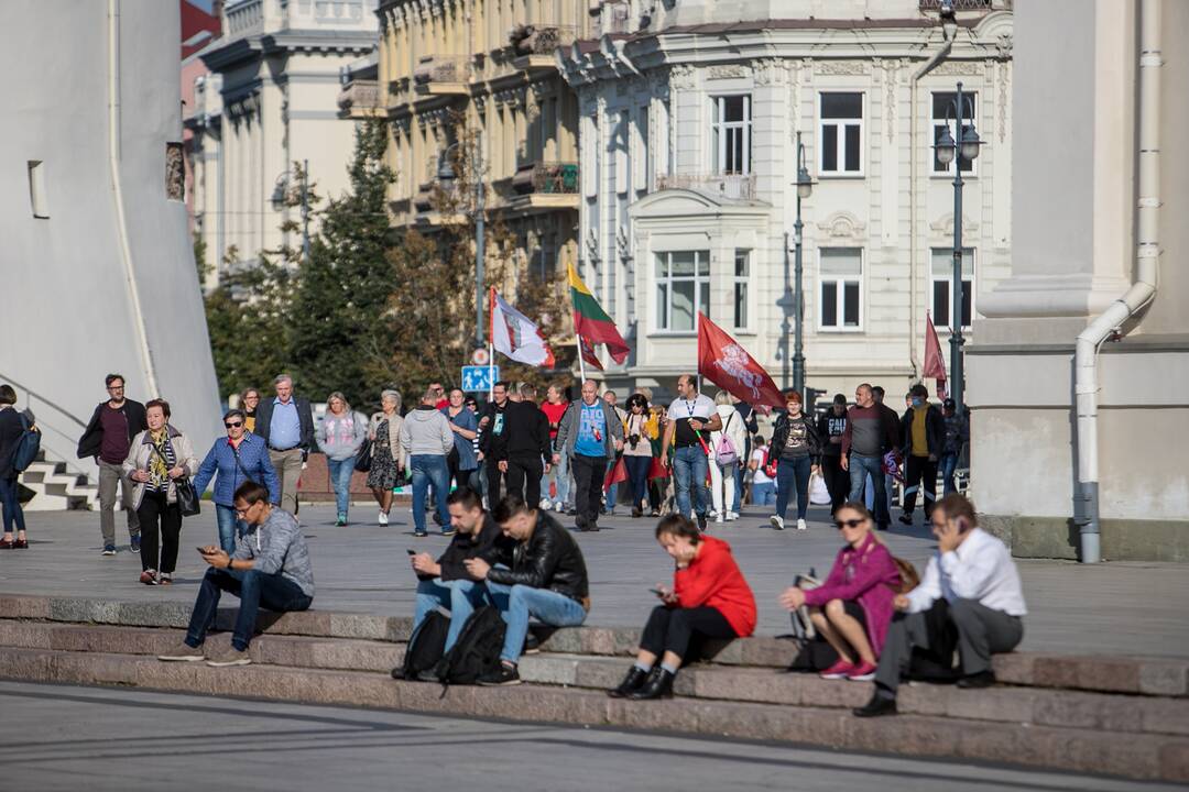 Žmonės renkasi į Šeimų sąjūdžio mitingą prie Katedros