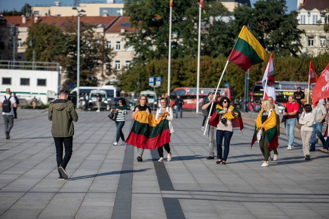 Žmonės renkasi į Šeimų sąjūdžio mitingą prie Katedros