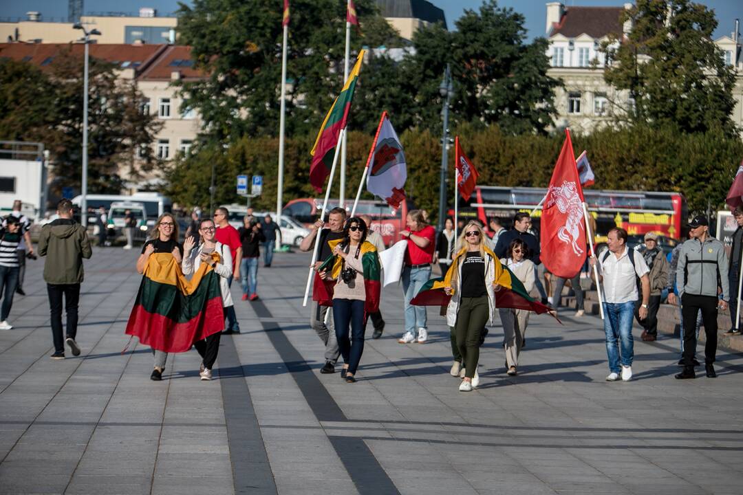 Žmonės renkasi į Šeimų sąjūdžio mitingą prie Katedros
