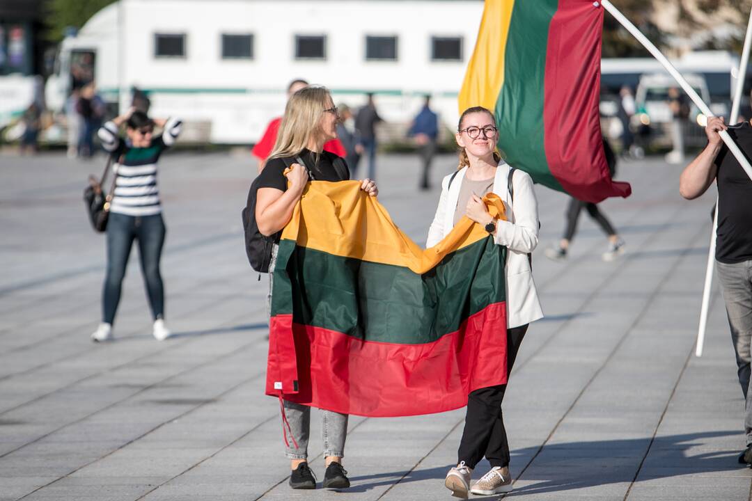 Žmonės renkasi į Šeimų sąjūdžio mitingą prie Katedros