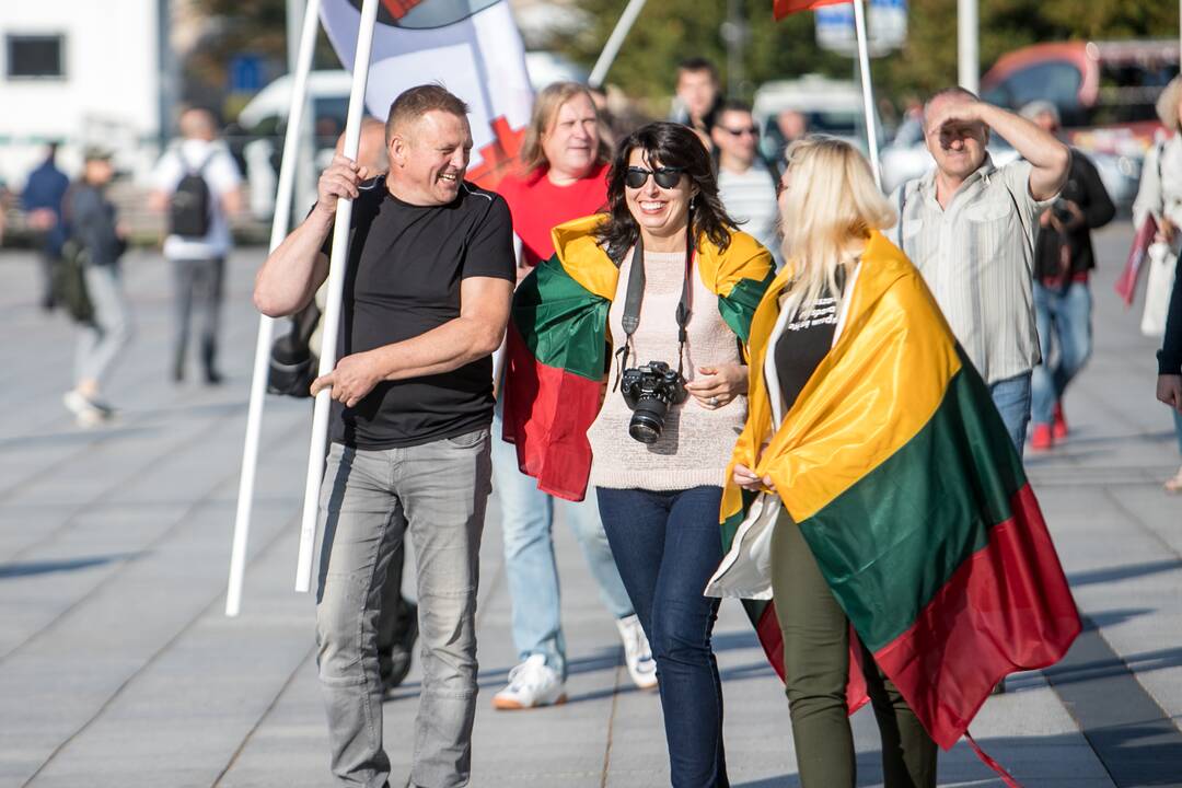 Žmonės renkasi į Šeimų sąjūdžio mitingą prie Katedros