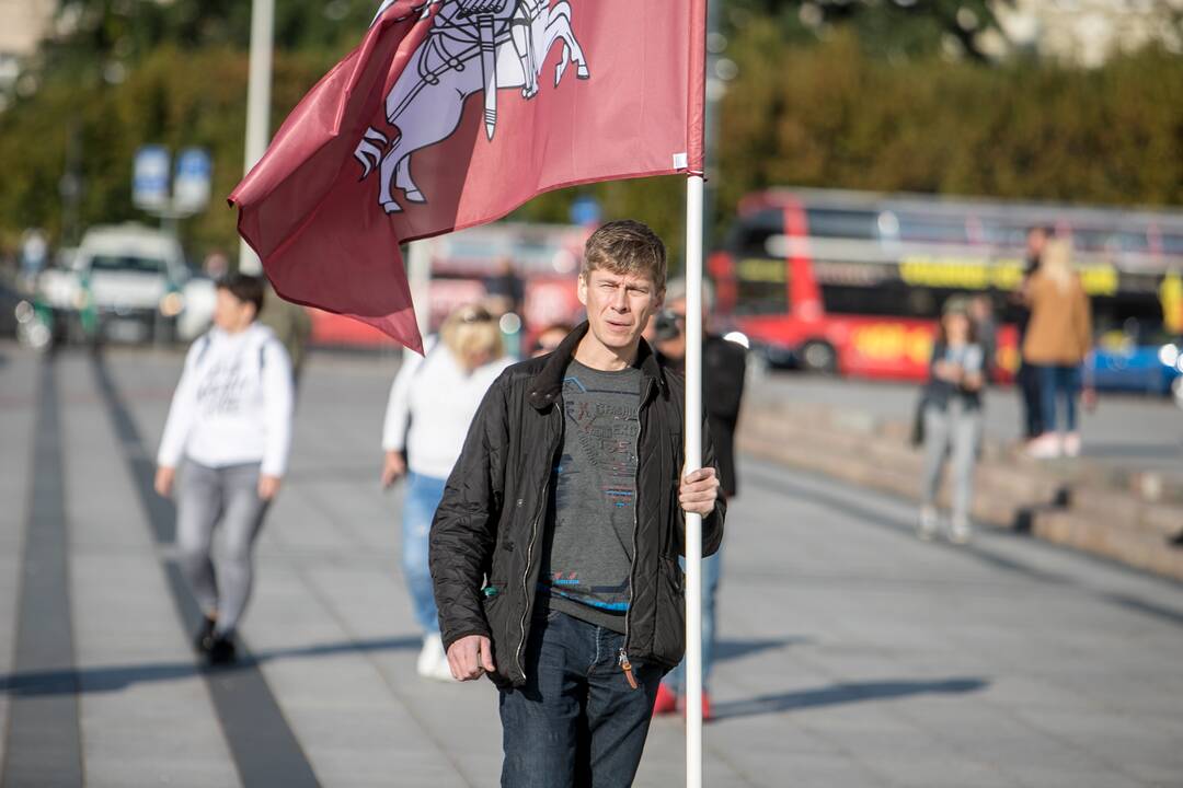 Žmonės renkasi į Šeimų sąjūdžio mitingą prie Katedros
