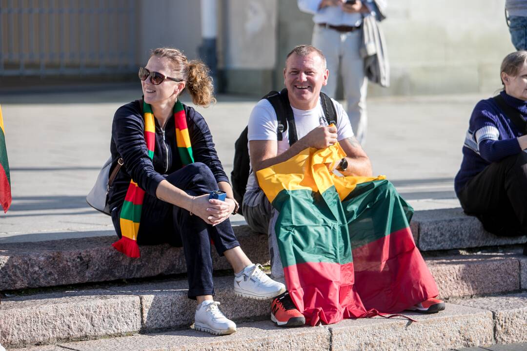 Žmonės renkasi į Šeimų sąjūdžio mitingą prie Katedros