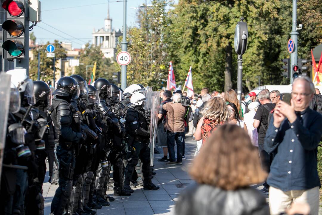 Dalis mitinguotojų iš Katedros aikštės patraukė link Seimo