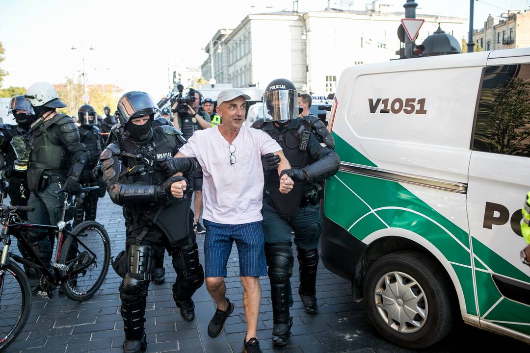 Dalis mitinguotojų iš Katedros aikštės patraukė link Seimo
