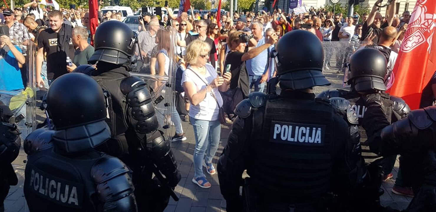 Dalis mitinguotojų iš Katedros aikštės patraukė link Seimo