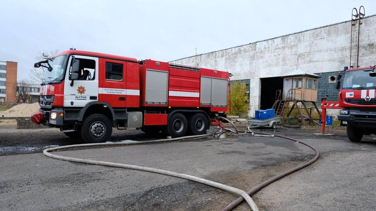 Milžiniškas gamyklos gaisras Alytuje