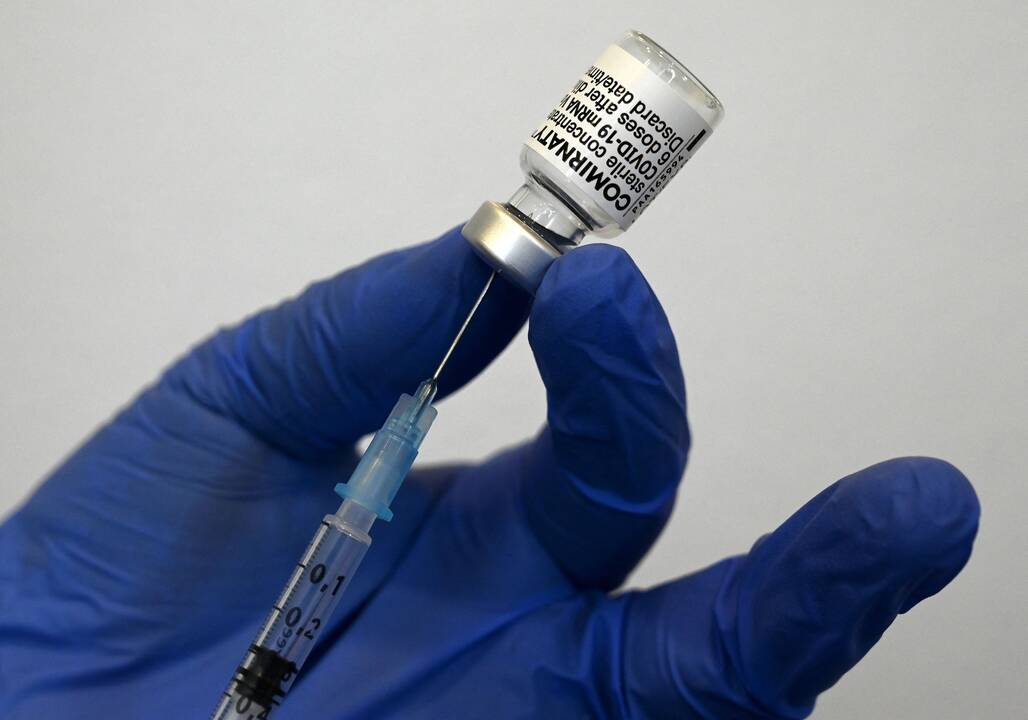 „Pfizer“ ir „BioNTech“ siekia visiškai patvirtinti vakciną vyresniems nei 16 metų žmonėms